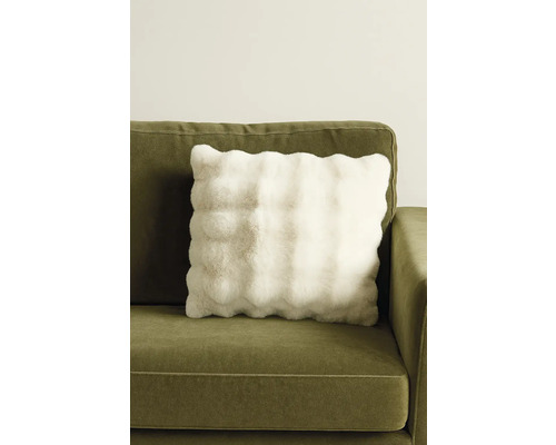 Dekorační polštář s kožešinovým vzhledem na pohovce