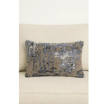 Dekorační polštář s abstraktním vzorem na pohovce