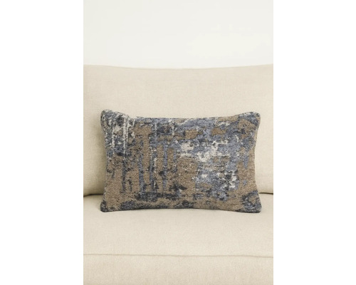 Dekorační polštář s abstraktním vzorem na pohovce