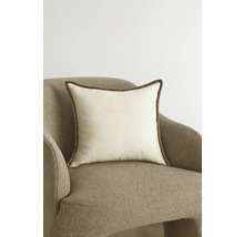 Čtvercový polštář s lemem na křesle