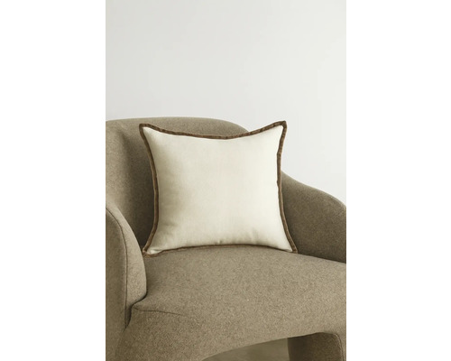 Čtvercový polštář s lemem na křesle