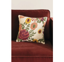 Dekorativní polštář s květinovým vzorem na pohovce