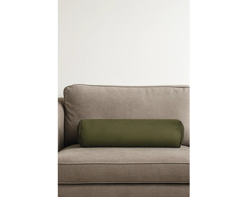 Dekorativní váleček na pohovce