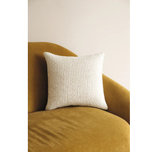 Čtvercový dekorativní polštář ze strukturované látky na křesle