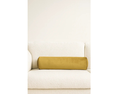 Žlutý válecí polštář na pohovce