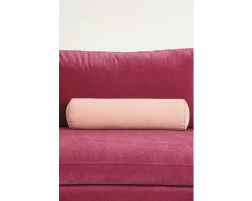 Dekorační polštář a váleček na pohovce