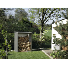 Sklad dřeva na zahradě naplněný dřevem.