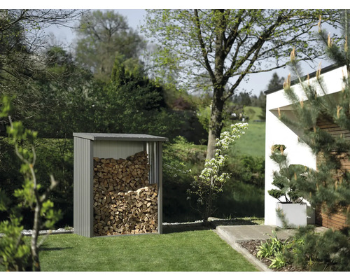 Sklad dřeva na zahradě naplněný dřevem.