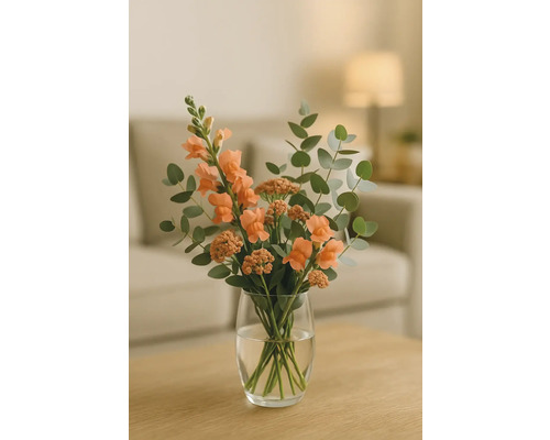 Kytice s hledíkem a eukalyptem ve skleněné váze