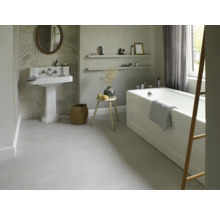 Koupelna s umyvadlem, zrcadlem, vanou, stoličkou a dekoracemi pro světlé a uspořádané prostředí