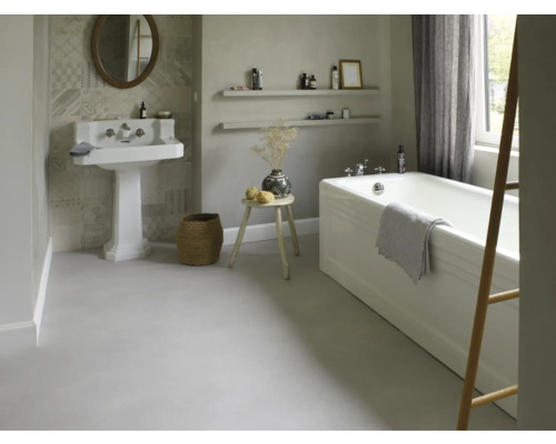 Koupelna s umyvadlem, zrcadlem, vanou, stoličkou a dekoracemi pro světlé a uspořádané prostředí