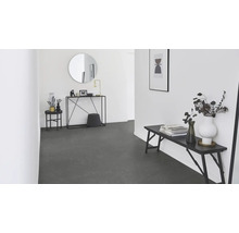 Vstupní prostor s podlahou se vzhledem mramoru, lavice, konzole, zrcadlo a dekorace