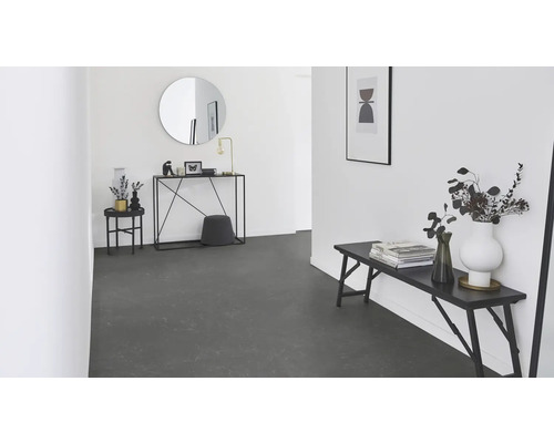 Vstupní prostor s podlahou se vzhledem mramoru, lavice, konzole, zrcadlo a dekorace