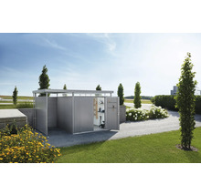 Zahradní domek s otevřenými dveřmi v zahradní krajině