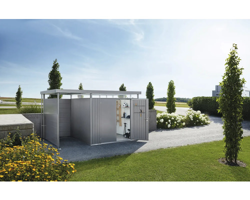 Zahradní domek s otevřenými dveřmi v zahradní krajině