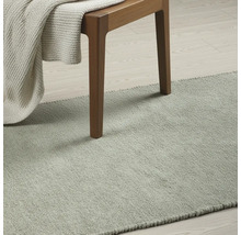 Koberec v místnosti se židlí a dekou