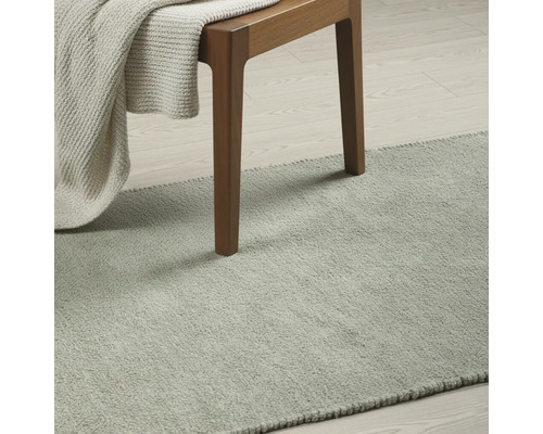 Koberec v místnosti se židlí a dekou