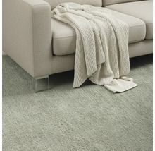 Pohovka s přehozem na koberci