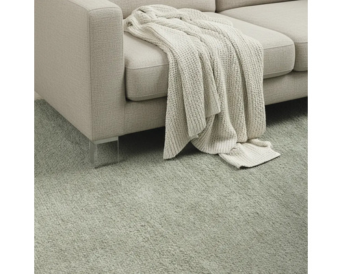 Pohovka s přehozem na koberci