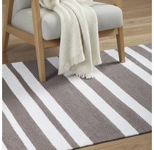 Pruhovaný koberec s křeslem a dekou
