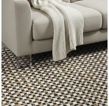 Detail pohovky s dekou a kobercem se vzorem šachovnice