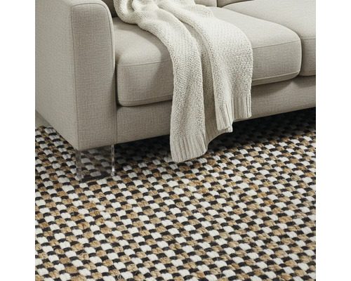 Detail pohovky s dekou a kobercem se vzorem šachovnice