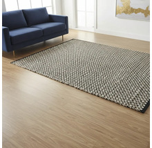 Obývací pokoj s modrou pohovkou a vzorovaným kobercem