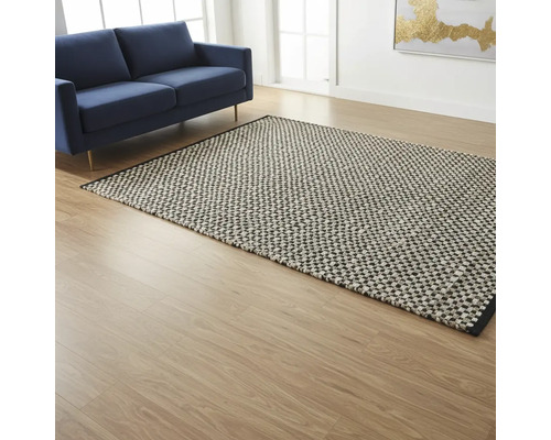 Obývací pokoj s modrou pohovkou a vzorovaným kobercem