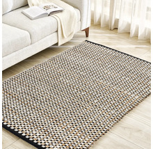 Vzorovaný koberec z přírodních vláken v obývacím pokoji