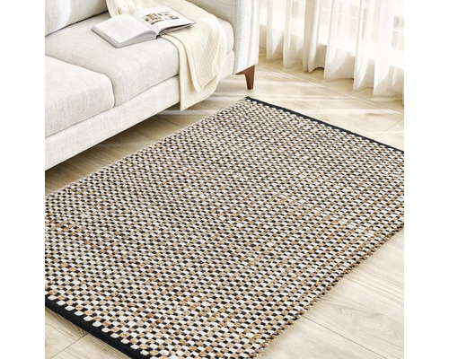 Vzorovaný koberec z přírodních vláken v obývacím pokoji