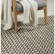 Dekorativní obytné prostředí s židlí, dekou a kobercem se šachovnicovým vzorem