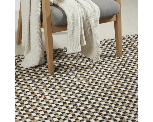 Dekorativní obytné prostředí s židlí, dekou a kobercem se šachovnicovým vzorem