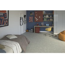 Mládežnický pokoj s postelí, psacím stolem, regálem a dekoracemi ve sportovním stylu