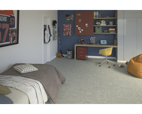 Mládežnický pokoj s postelí, psacím stolem, regálem a dekoracemi ve sportovním stylu