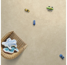 Podlahová plocha s autíčky a košíkem s plyšáky