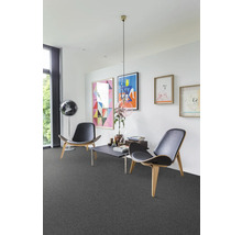 Obývací pokoj s kobercem, židlemi a stolem