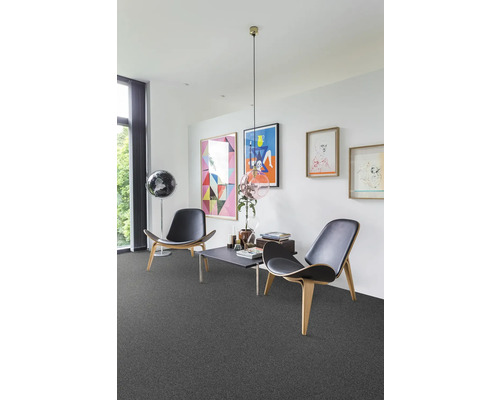 Obývací pokoj s kobercem, židlemi a stolem