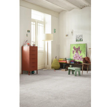 Světlý dětský pokoj s komodou, stojací lampou a kobercem