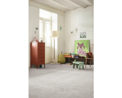 Světlý dětský pokoj s komodou, stojací lampou a kobercem