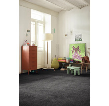 Dětský pokoj s tmavým kobercem, komodou a hračkami