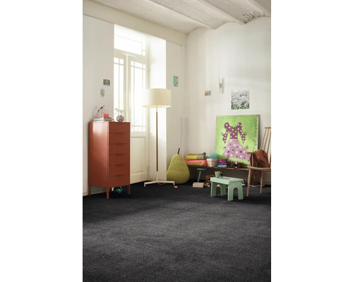 Dětský pokoj s tmavým kobercem, komodou a hračkami