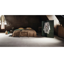 Ložnice s postelí a kobercem.