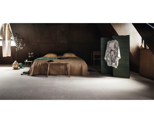 Ložnice s postelí a kobercem.