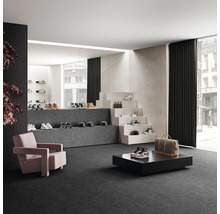 Interiér s kobercem, křesly a prezentací zboží pro obuv a doplňky