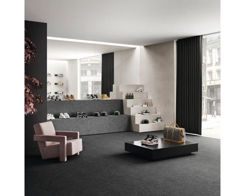 Interiér s kobercem, křesly a prezentací zboží pro obuv a doplňky