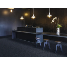 Kancelář se stolem, barovými stoličkami, stropními svítidly a kobercem