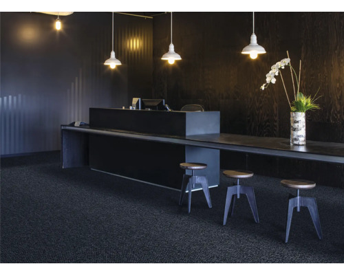 Kancelář se stolem, barovými stoličkami, stropními svítidly a kobercem