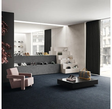 Prodejna s botami na schodech a pódiích, křeslo a koberec