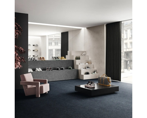 Prodejna s botami na schodech a pódiích, křeslo a koberec