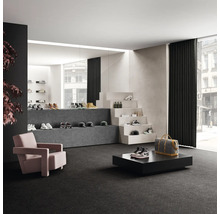 Interiér s kobercem, schodištěm a vystavenými botami